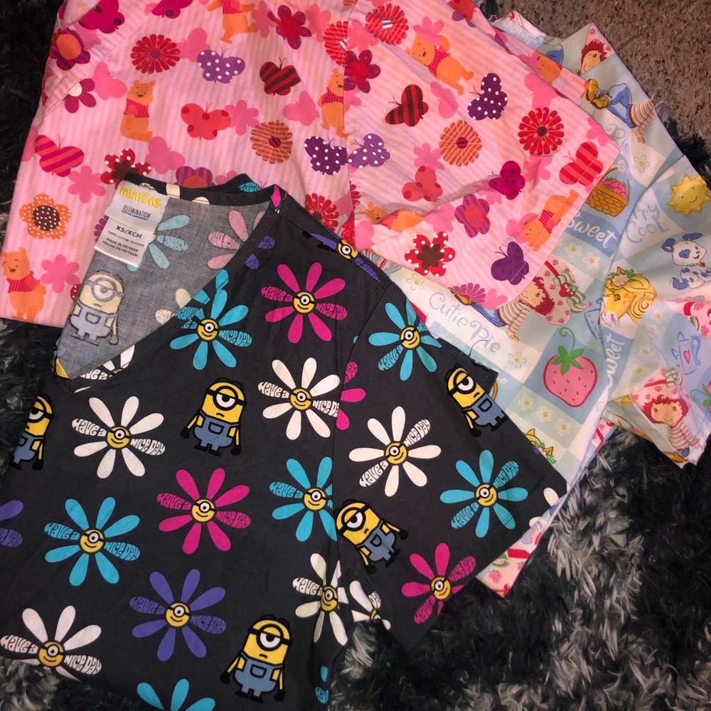 SCRUB TOPS ⭐️👩🏼‍⚕️ sz xs minions is new w/out tags. Make an offer!! 🙂
